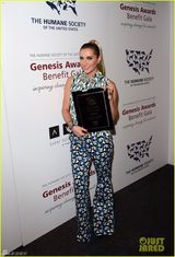 组图：Ke$ha卡通熊猫裤亮相 炫彩马尾辫镶金牙