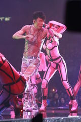 高清组图：许志安香港性感开唱 郑秀文现身不许求婚