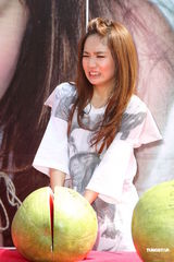 组图：陈芳语首辑庆功签唱 自曝狂爱贺军翔