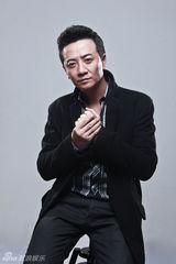 组图：张岩拍时尚写真显成熟魅力
