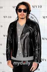 组图：神话Eric与孙潭菲等个性装扮出席活动