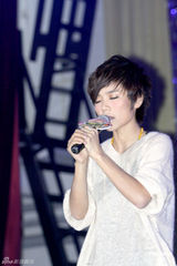 高清图：许飞为公益募捐眼镜框 呼吁为俞灏明祈福