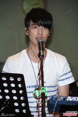 组图：严爵害羞不露人鱼线 女记者上阵验收