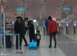 组图：刘云(刘芸)一家三口现身机场 小萌娃独自拉行李