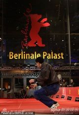 高清组图：柏林电影宫外忙碌不停 工作人员紧张布置