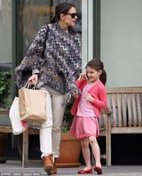 组图：小苏瑞当街跳舞步 拿手机疑与老爸通电话