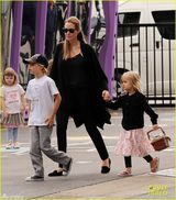 组图：朱莉携子女游玩 豪乳依旧真空激凸