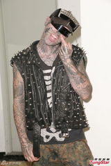 组图：麦浚龙邀僵尸男拍MV 否认有子暂无心当爸