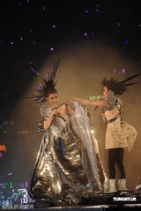 幻灯图集：TWINS合体归来红馆开唱 王祖蓝单膝跪地