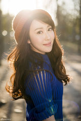 组图：刘芷汐写真曝光 深秋街拍娇俏可人