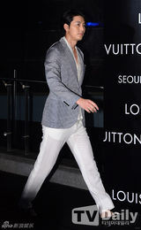 组图：少时Jessica秀美腿 崔智友长裙优雅