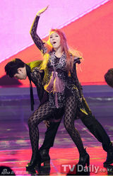 组图：韩女团舞台装尺度无下限 薄纱透视露底