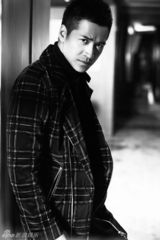 组图：何晟铭曝居家大片 慵懒男人味令人着迷