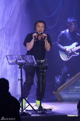 高清组图：陈奕迅香港开唱 靠唱功长裤T恤也疯狂