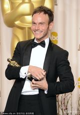 组图：奥斯卡后台-克里斯-特里奥捧奖杯卖萌