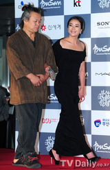 组图：《圣殇》导演金基德携主演赵宰贤赵敏秀亮相