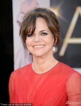 组图：最佳女配角候选人莎莉-菲尔德红纱裙大气