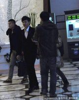 组图：冯绍峰西装笔挺现身酒店全程微笑好心情