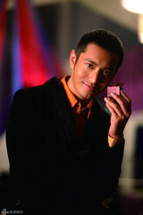 组图：黄晓明圣诞温暖写真 希望能带父母周游世界