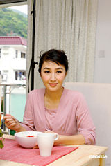 幻灯图：关咏荷首任燕麦代言人 拍广告受厂商优待 