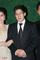 组图：晶刚香港婚宴 郭晶晶坠钻礼服挽霍启刚亮相