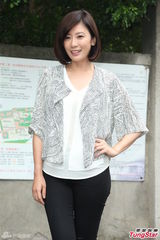 组图：贾静雯拍戏展母爱 不敌岁月脸上现皱纹