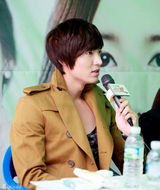 组图：李敏镐朴敏英具荷拉《城市猎人》公开拍摄