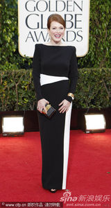 组图：朱莉安-摩尔黑白裙低调雍容