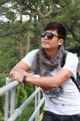 组图：于晓光韩国街拍 白T搭牛仔不失潮范