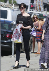 组图：安妮-海瑟薇露香肩购物 墨镜遮脸星范足