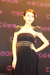 组图：贾青亮相时装周混搭长裙美艳动人