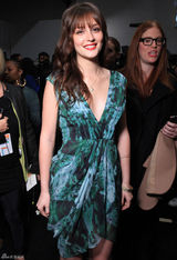 高清组图：莉顿-梅斯特街拍驼色大衣搭配纱裙