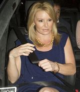 组图：斯瓦辛格与新欢共进晚餐 女方家人护驾