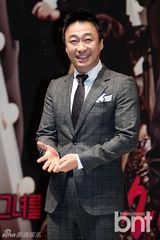 组图：李妍熙似激凸露美背 李美淑无视恶妇骂名