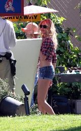 幻灯：卡梅隆-迪亚兹新片热拍 露脐装热裤秀身材