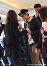 幻灯图：阮经天不受绯闻影响 与女粉丝热情交流