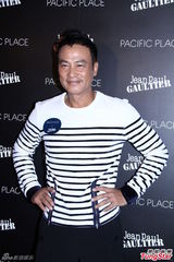 组图：任达华中秋节陪爱女 周汶锜拒谈感情事