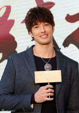 组图：《对不起我爱你》锦荣拍亲热戏不需报备