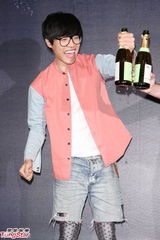 组图：卢广仲改变“马桶盖”发型为明年入伍做准备