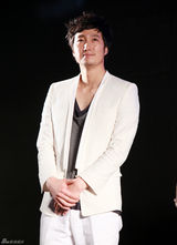 高清组图：朴海日宣传新片《弓》 文彩苑甜美亮相