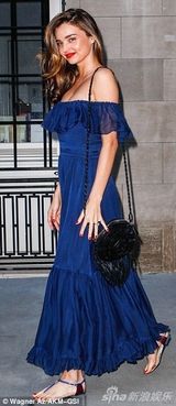 组图：米兰达可儿蓝色长裙独自外出 妩媚秀香肩