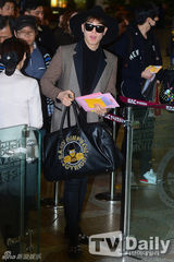 组图：韩团BlockB休闲装亮相机场赴日参加演出
