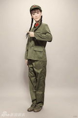 组图：应采儿陈小春穿军装拍结婚照变闪闪红星