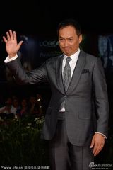 组图：《杀无赦》首映 渡边谦携妻亮相