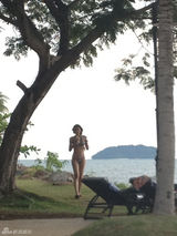 组图：高虎揽比基尼美女度假半裸推油