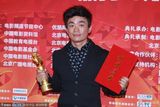 组图：王宝强获最受欢迎男演员 后台捧奖杯搞怪