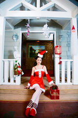 组图：芙蓉姐姐圣诞写真装嫩卖萌 大摆清纯造型