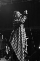 台歌手李立崴微博生前照 爱萌犬自侃酷似梁家辉