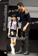 幻灯图：元彬出席新片《叔叔》新闻发布会