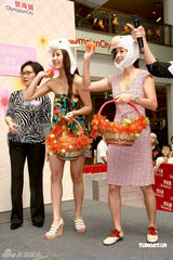 幻灯组图：曹敏莉李绮红向谢天华裤子内抛桔子